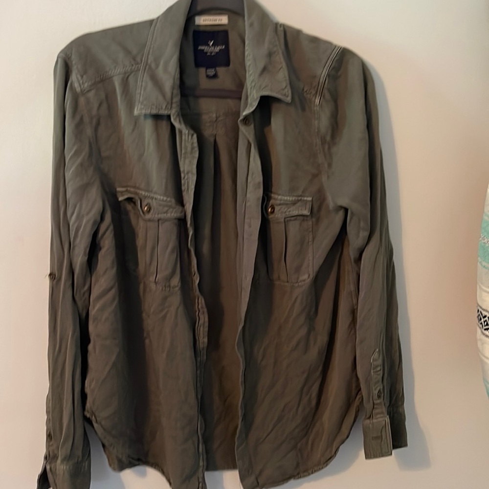 American Eagle Women’s Size Medium Boyfriend Fit Long Sleeve Button Down.
